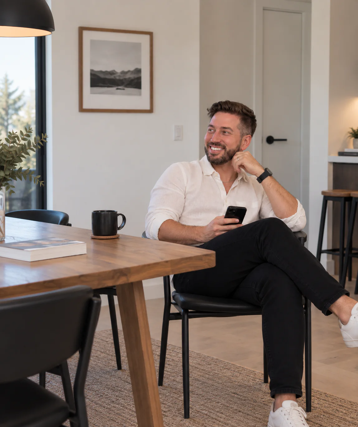 Alexis Marcoux dans une salle à manger contemporaine